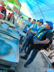 Inspectores del Ayuntamiento supervisan tianguis de Mérida para garantizar seguridad y orden en los espacios comerciales.