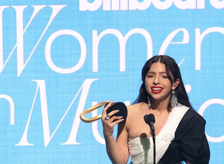 Ángela Aguilar lanza indirecta a Cazzu en Women in Music 2025