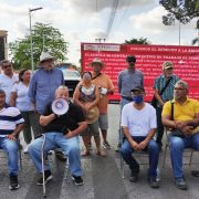 (Videos) Jubilados de Pemex cierran el acceso al aeropuerto de Mérida y la Av. Internacional