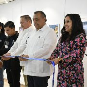 Llega al aeropuerto internacional de Mérida "Mi vida es un rompecabezas de colores"