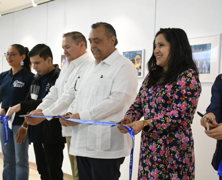 Llega al aeropuerto internacional de Mérida "Mi vida es un rompecabezas de colores"