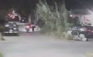 Momento exacto en que el sujeto en moto en la Herradura de Motul, toca indebidamente a una joven.