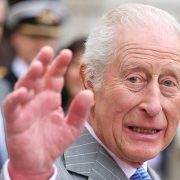 Rey Carlos III reaparece tras su hospitalización por efectos secundarios del tratamiento de Cáncer