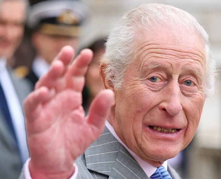 Rey Carlos III reaparece tras su hospitalización por efectos secundarios del tratamiento de Cáncer