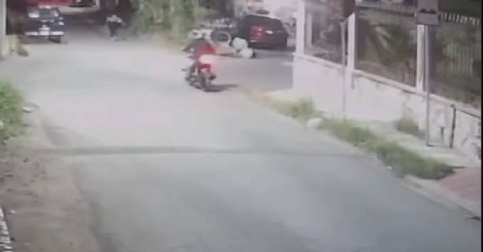 Sujeto en moto manosea a mujeres jóvenes en Motul