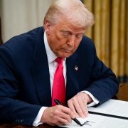 Trump firma orden ejecutiva que exige prueba de ciudadanía para votar: ¡Polémica medida!