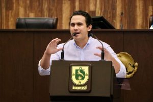 El Diputado y presidente Estatal del PAN Álvaro Cetina Puerto respondió al Primer informe de resultados del ATY, acusando sesgo político y falta de avances concretos en el transporte público.