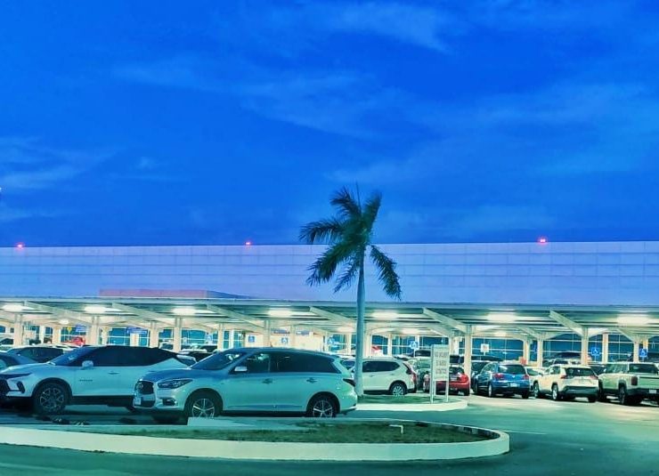 ¡Mérida brilla de azul! Aeropuerto se ilumina de azul para conmemorar el Día Mundial del Autismo