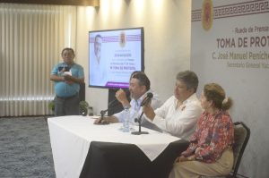 Peniche Marenco acompañado de líderes sindicales en la presentación oficial de la FATEY, nueva federación que fortalecerá el trabajo de la CATEM en Yucatán.
