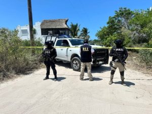 Momento en que autoridades detienen al sospechoso, acusado de ser el responsable en el caso'Detenido por matar a su propia madre' en Chicxulub Puerto, Yucatán.