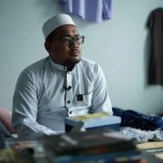 Hombre llora a sus 170 seres queridos perdidos en el Terremoto de Myanmar