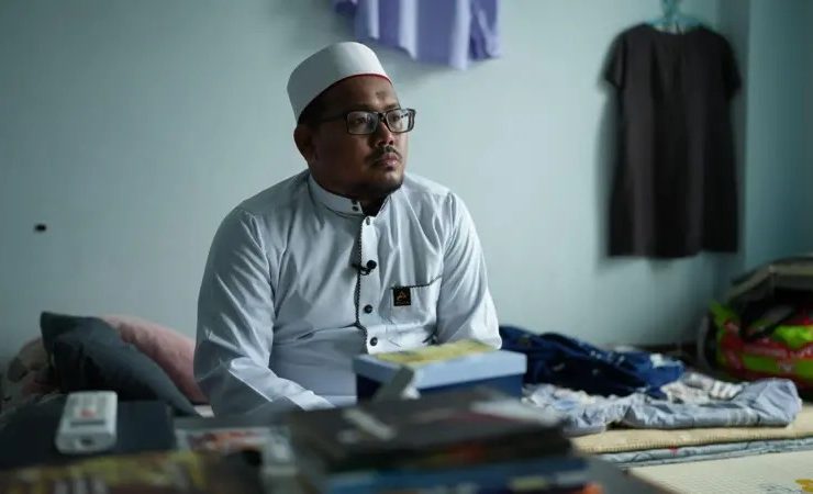 Hombre llora a sus 170 seres queridos perdidos en el Terremoto de Myanmar