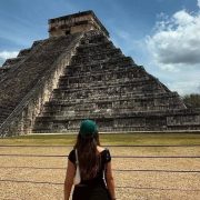 La Pirámide de Chichén Itzá se aleja más: INAH coloca segunda valla tras turistas que violaron restricciones.