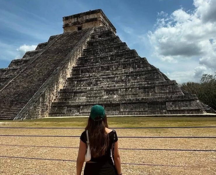 La Pirámide de Chichén Itzá se aleja más: INAH coloca segunda valla tras turistas que violaron restricciones.