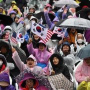 Miles marchan en Seúl exigiendo el regreso del destituido presidente Yoon