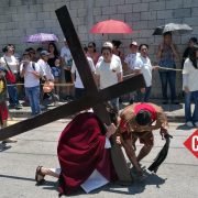 (Videos) Tradicional Viacrusis de la Col. Los Reyes de Mérida conmovió a cientos de personas este Viernes Santo
