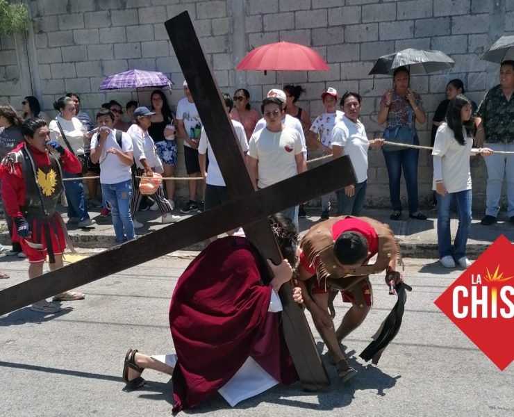 (Videos) Tradicional Viacrusis de la Col. Los Reyes de Mérida conmovió a cientos de personas este Viernes Santo