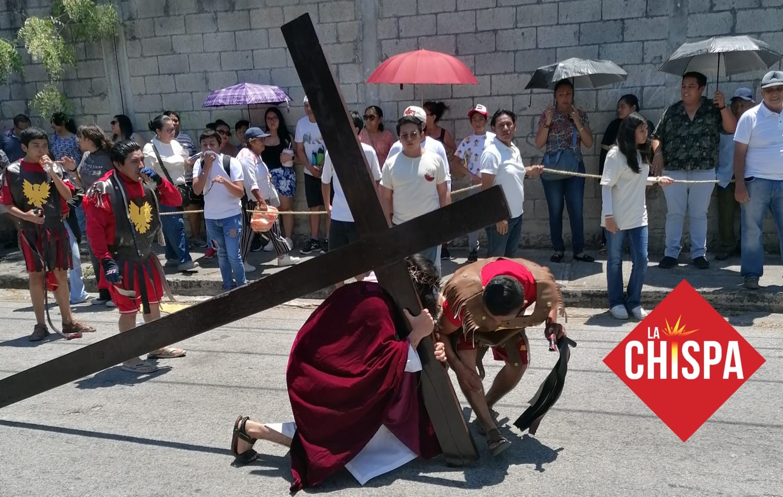 (Videos) Tradicional Viacrusis de la Col. Los Reyes de Mérida conmovió a cientos de personas este Viernes Santo