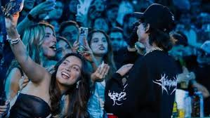Autoridades municipales analizan si en Mérida prohibirían conciertos de corridos bélicos, como parte de una estrategia para preservar la paz y proteger a la juventud.