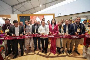 Empresarios yucatecos presentan sus productos en el Pabellón Yucatán, destacando que Yucatán será sede de importante evento que impulsará el desarrollo turístico regional.