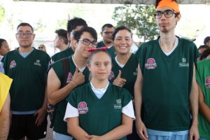 Participantes de la Liga de Basquetbol Aliados por la Inclusión listos para darlo todo en la cancha del Gimnasio Polifuncional de Mérida, promoviendo el deporte y la inclusión social.