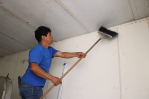 Trabajos de pintura y mantenimiento en paredes y columnas, parte fundamental en la mejora de los mercados en Mérida.