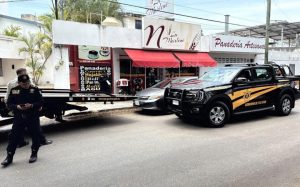 Momento en que agentes de la SSP Yucatán remolcan el vehículo con los tres presuntos narcos detenidos durante el operativo en Brisas.