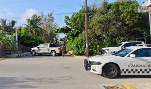 Autoridades federales ingresan al predio en Chelem donde capturaron a “tiradores” de droga durante un cateo autorizado por un juez federal.