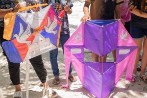 Participantes muestran con orgullo sus papalotes en el concurso “Volando por la Paz”, enviando mensajes de convivencia para prevenir el acoso escolar en niñas, niños y adolescentes en Yucatán.