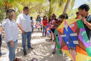 Niñas, niños y adolescentes disfrutan actividades lúdicas en la playa de Celestún como parte del encuentro “Renacer por la Paz”, donde previenen acoso escolar en niñas, niños y adolescentes a través del juego y la reflexión.