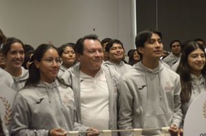 Con entusiasmo y orgullo, atletas yucatecos celebran su abanderamiento rumbo a la Olimpiada Nacional CONADE 2025. 900 atletas yucatecos se encuentran listos para hacer historia.