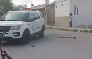 Elementos de la Guardia Nacional resguardan la vivienda cateada en Flamboyanes tras la detención de tres presuntos narcos.