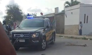 Momento del cateo en Flamboyanes donde detuvieron a tres narcos de seis; el operativo fue encabezado por la FGR y fuerzas federales.