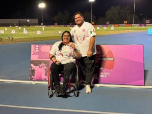 Gilda Cota levanta con orgullo su medalla de oro en el Grand Prix de Paraatletismo en Guadalajara, tras una actuación impecable en impulso de bala.