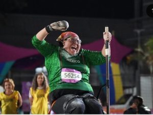 Con una marca de 7.45 metros, Gilda Cota celebra su victoria dedicando el triunfo a su madre en un emotivo gesto por el Día de las Madres.