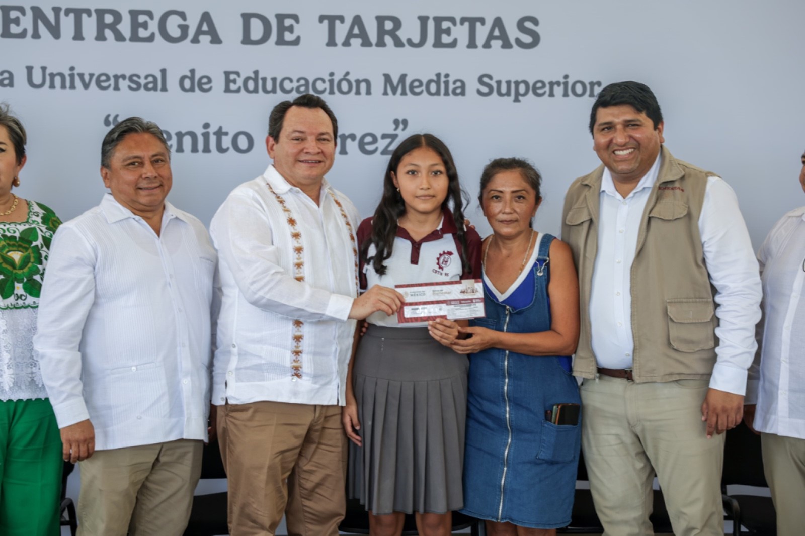 El Gobernador Joaquín Díaz Mena encabezó la entrega de las tarjetas de la beca universal de Educación Media Superior "Benito Juárez"
