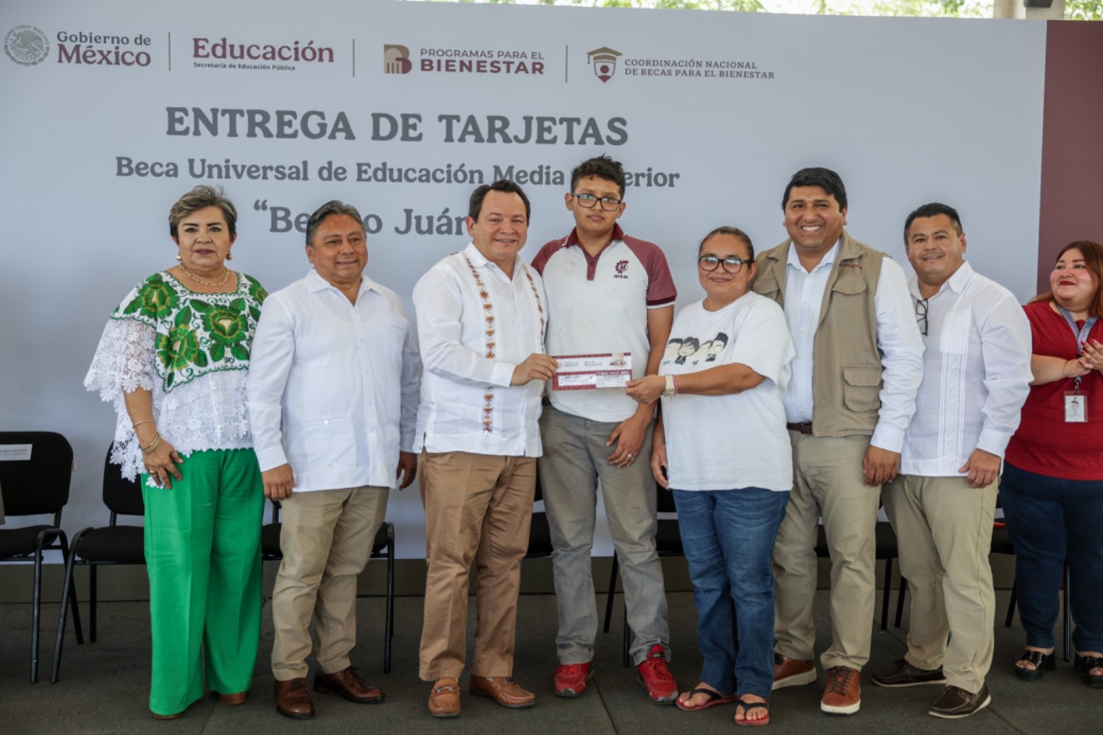 Inicia entrega de Becas Benito Juárez para prepas en Yucatán
