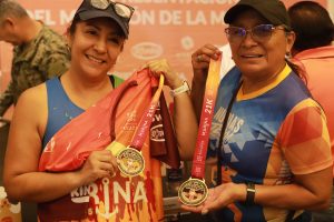 Presentan la medalla y camiseta oficial del Maratón de la Marina 2025, con diseños inspirados en los íconos del Puerto de Progreso.