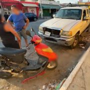 Menor de edad pierde su pierna tras accidente en moto: vecinos culpan falta de señalamientos