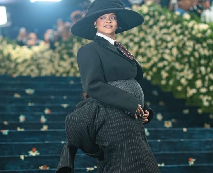(Video) Rihanna aparece embarazada en la Met Gala espera a su tercer hijo