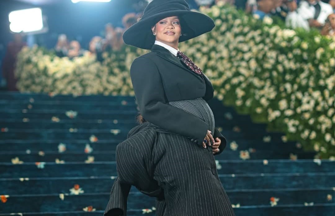 (Video) Rihanna aparece embarazada en la Met Gala espera a su tercer hijo