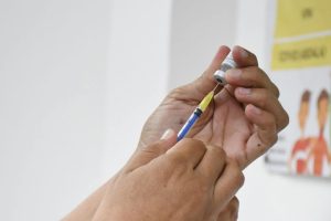 Personal de salud aplica vacunas del esquema básico a menores y adultos mayores, fortaleciendo la prevención en la Semana Nacional de Vacunación.