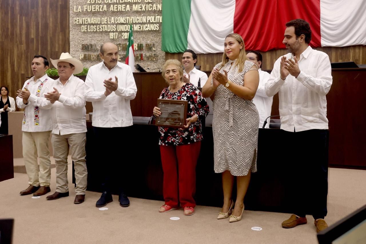 Más de 60 Años Formando Generaciones: Homenaje a Ana Rosa Villanueva Pérez en Yucatán