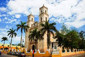 Turistas disfrutan del encanto colonial de Valladolid, uno de los destinos con mayor afluencia durante marzo, contribuyendo al 59 por ciento de ocupación en hoteles en Yucatán.