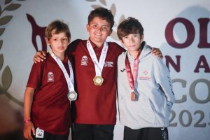 Con gran emoción, los medallistas yucatecos posan tras sus victorias, reafirmando que Yucatán es subcampeón nacional en Vela gracias a su esfuerzo y talento en cada competencia.