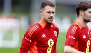 Con 34 años y una exitosa carrera en Europa, Aaron Ramsey podría aportar liderazgo y experiencia al medio campo de Pumas.