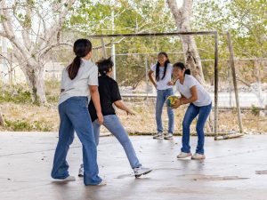 Niñas y niños participan en actividades recreativas impulsadas por agrupaciones beneficiadas con los apoyos para prevenir el delito en Yucatán, fortaleciendo entornos seguros y de inclusión.