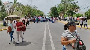 Maestros de la CNTE bloquean los accesos principales del Aeropuerto de Mérida, generando caos y afectaciones a cientos de pasajeros.