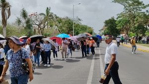 Con pancartas y consignas, maestros exigen sus derechos frente al Aeropuerto de Mérida, provocando un bloqueo total del acceso.