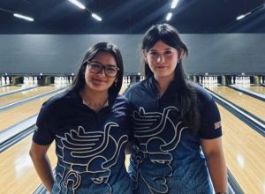 Mariana Bermea e Ivanna Villalobos celebran su medalla de oro en boliche sub-21, sumando a que Yucatán llegó a 41 medallas de oro en los Nacionales Conade.
